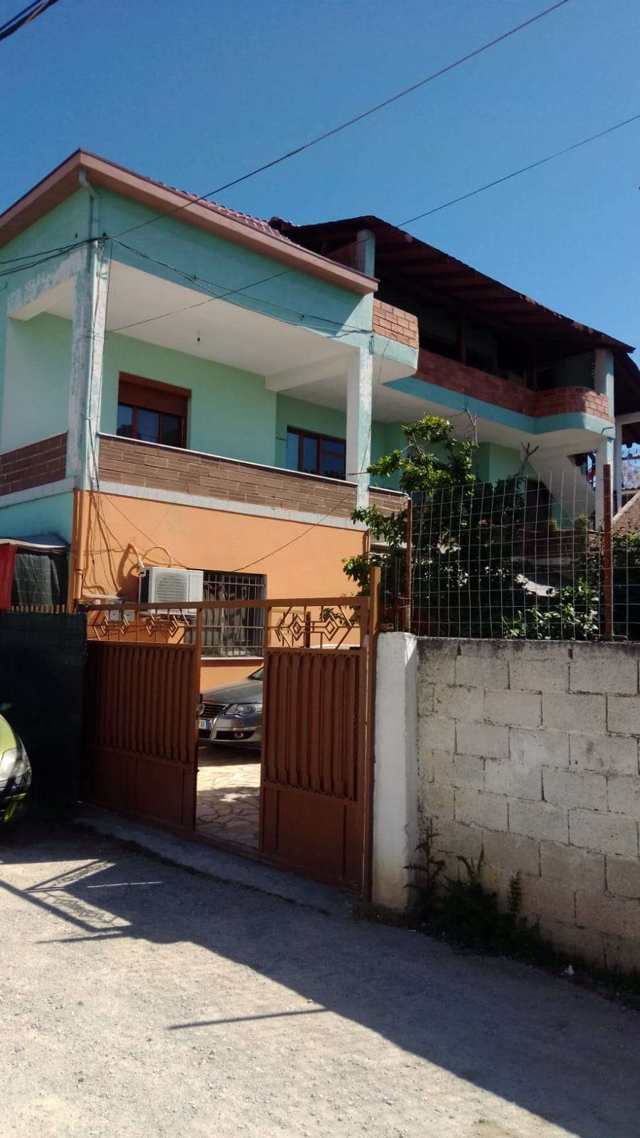 Shitet Vilë 3 katëshe, në Laprakë